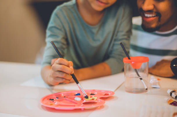 istock Dad, I'll show you how to draw. 1095256450