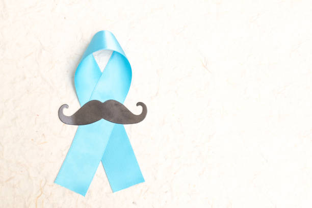 светло-голубая лента осведомленности с усами для здоровья мужчин, рак простаты в ноябре на переработку белого фона - 4811 стоковые фото и изображения