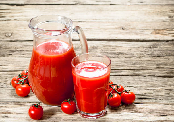 jugo de tomate en la jarra. - juice vegetable fruit vegetable juice fotografías e imágenes de stock