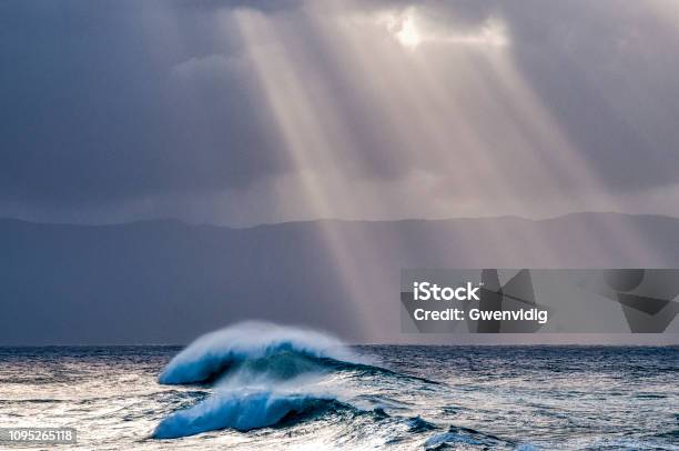 Rayones De Soleil Sur La Mer Foto de stock y más banco de imágenes de Agua - Agua, Aire libre, Cielo