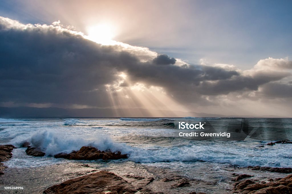 le de rayones de soleil sur litoral Corse - Foto de stock de Agua libre de derechos