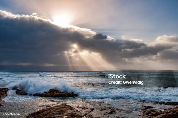 Le De Rayones De Soleil Sur Litoral Corse Foto de stock y más banco de imágenes de Agua - Agua, Aire libre, Bahía