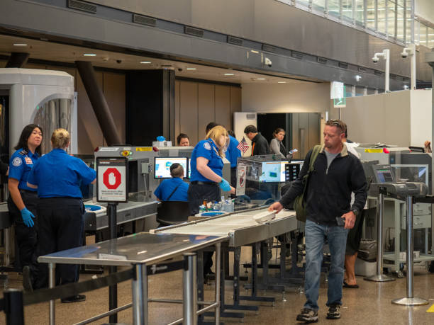 남자 비록 시애틀-타코 마 국제 공항에서 교통 보안 관리 tsa 보안 검색 통과 - x ray airport luggage security 뉴스 사진 이미지