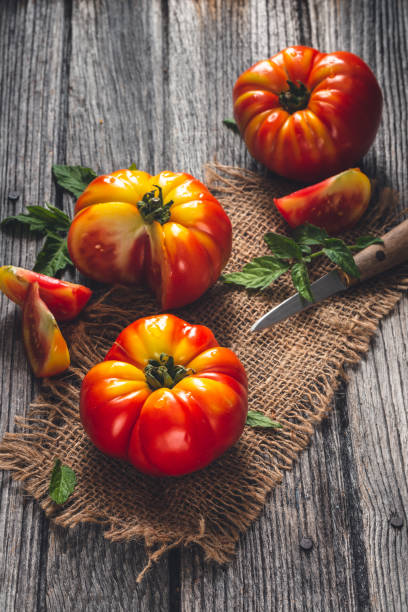 tomates reliquia - heirloom tomato tomato vegetable fruit fotografías e imágenes de stock