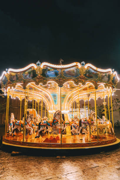 夜のクリスマス マーケットのカルーセル - carousel horses ストックフォトと画像