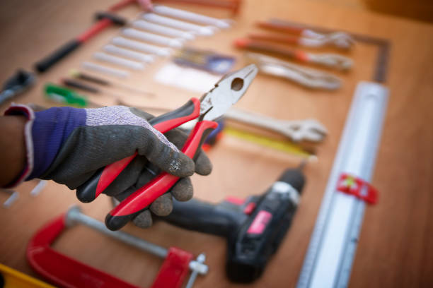 職人ツールの背景を持つペンチを持っている手 - pliers hand tool human hand work tool ストックフォトと画像