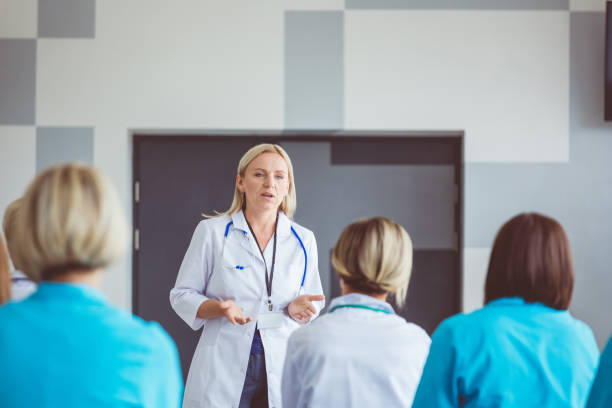 istock Experienced doctor addressing medical staff 1095292456