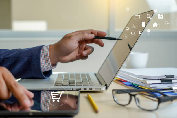 istock Business people use Technology E-commerce Internet Global Marketing Purchasing Plan and Bank Concept 1095318572