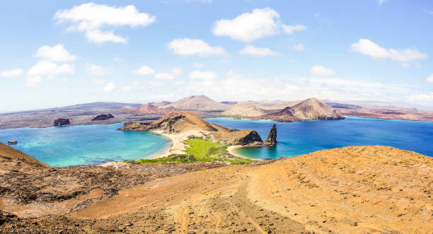 vista panorámica de la "isla bartolomé" en las islas galápagos archipiélago - concepto viajes y wanderlust explorando las maravillas de la naturaleza del mundo en ecuador - vivo del filtro con tonos cálidos de color brillante - isla bartolomé fotografías e imágenes de stock