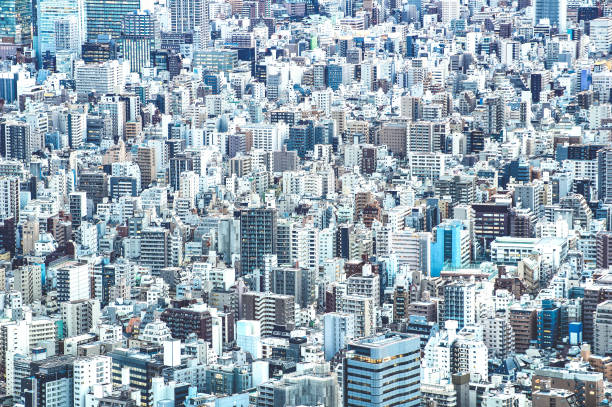 detalhe de zoom close-up do horizonte da cidade tóquio de cima no conceito de selva de cimento concreto hora azul - japonesa capital mundial do famoso com panorama espetacular paisagem urbana - filtro azul - expansão urbana - fotografias e filmes do acervo