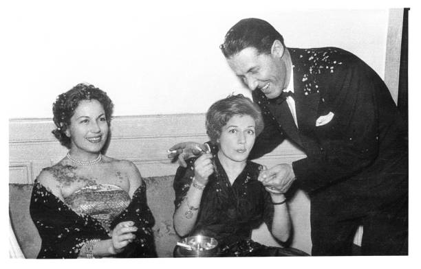 1960 년에 파티에서 행복 한 젊은 이들이 - party old fashioned glamour high society 뉴스 사진 이미지