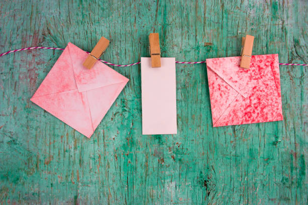 notas de papel rojo y blanco vintage vacíos y una pinzas - adhesive note note pad clothespin reminder fotografías e imágenes de stock