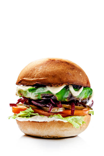 hamburger americani di pane nero rosso. con tortino di carne, formaggio cheddar, lattuga, pomodoro e sous, hamburger su sfondo bianco. hamburger vegano con avocado. isola l'immagine per il menu. - food vegan food gourmet vegetarian food foto e immagini stock