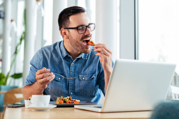 empresário, tendo uma pausa para o almoço a sorrir - hora de almoço - fotografias e filmes do acervo