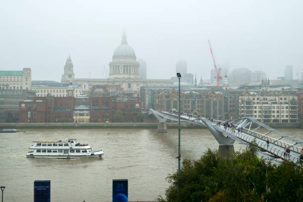 テムズ川とセント ポール大聖堂とロンドンの街に向かってロンドン ミレニアム歩道橋の向こう側 - st pauls cathedral tourism river fog ストックフォトと画像