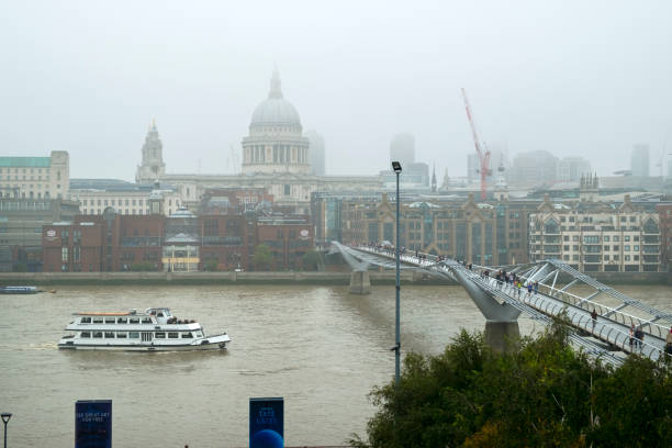 widok na tamizę i londyńską kładkę milenijnej w kierunku katedry st pauls i londynu - st pauls cathedral tourism river fog zdjęcia i obrazy z banku zdjęć