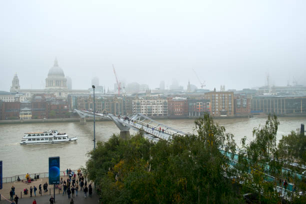 глядя через темзу и лондонский мост тысячелетия в сторону собора святого павла и лондонского сити - st pauls cathedral tourism river fog стоковые фото и изображения