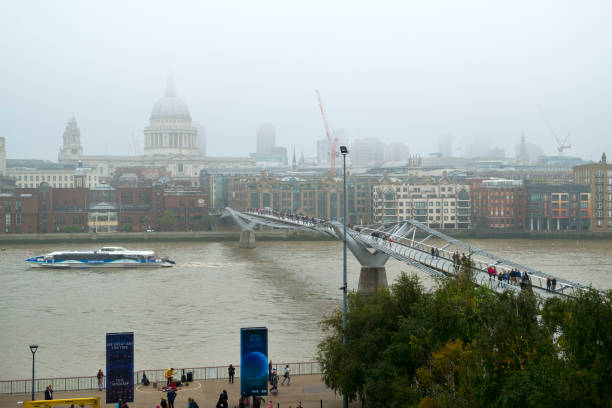 テムズ川とセント ポール大聖堂とロンドンの街に向かってロンドン ミレニアム歩道橋の向こう側 - st pauls cathedral tourism river fog ストックフォトと画像