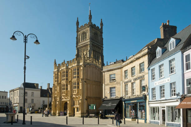 de onlangs geregenereerde historische marktplaats van de abdijkerk in cirencester, gloucestershire, verenigd koninkrijk - cotswold stockfoto's en -beelden