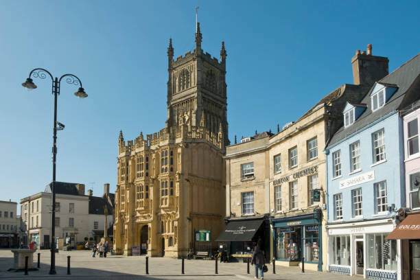 недавно регенерированный исторический рынок у церкви аббатства в cirencester, глостершир, великобритания - cotswold стоковые фото и изображения