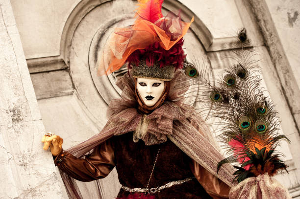 bella maschera veneziana che ricorda un pavone - mardi gras carnival peacock mask foto e immagini stock