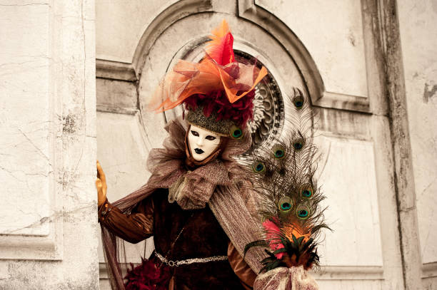 máscara veneziana bela reminiscente de um pavão - mardi gras carnival peacock mask - fotografias e filmes do acervo
