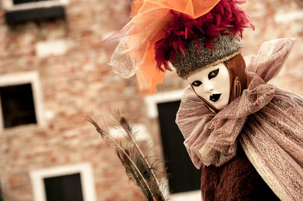 máscara veneziana bela reminiscente de um pavão - mardi gras carnival peacock mask - fotografias e filmes do acervo