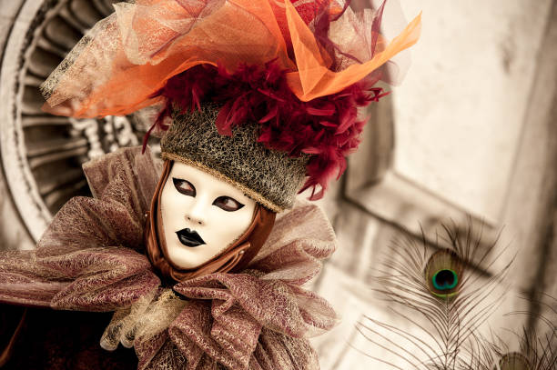 máscara veneziana bela reminiscente de um pavão - mardi gras carnival peacock mask - fotografias e filmes do acervo