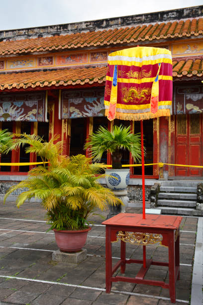 the to mieu temple - ceramics column garden pot ceramic imagens e fotografias de stock