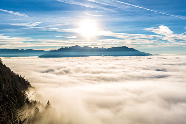 alta nebbia e montagne in baviera - allgau bavaria mountain horizon foto e immagini stock