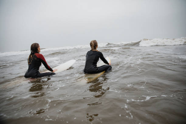 istock Friends Surfing Together 1095405822