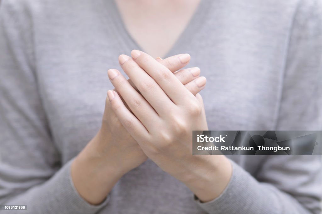 Feche de mãos de mulher mostrando com pele e unha bonita manicura. - Foto de stock de Adulto royalty-free