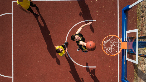 Haciendo Slam dunk de baloncesto jugador photo