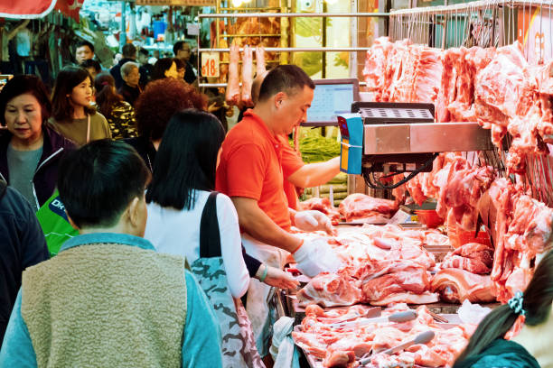 香港での販売のための肉を切る streetside 肉屋 - crowd kowloon peninsula multi colored ストックフォトと画像
