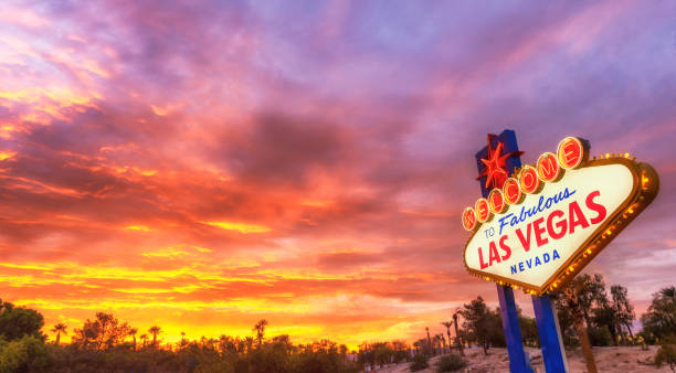 에 오신 것을 환영 합니다 멋진 라스베가스 기호 - las vegas metropolitan area famous place neon color casino 뉴스 사진 이미지