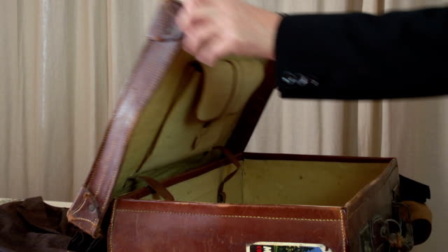 Packing a vintage luggage FDV