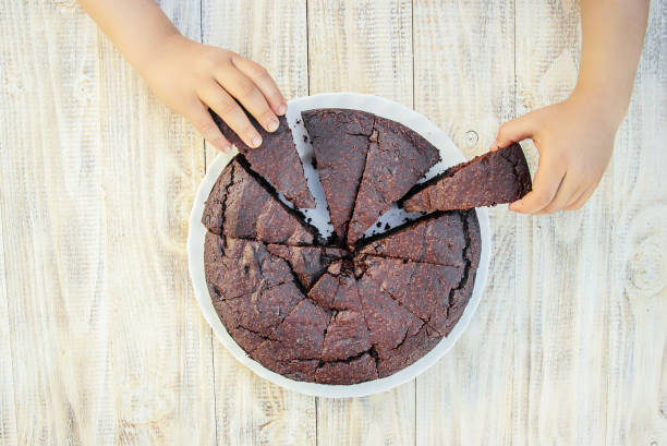 brownie de chocolate, enfoque selectivo. comida y bebida. - sweet food cake food small fotografías e imágenes de stock