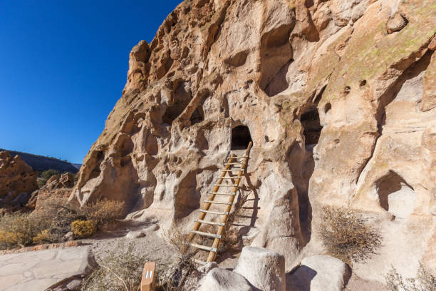 vista del monumento nazionale bandelier vicino a los alamos, nuovo messico. - bandelier national monument foto e immagini stock