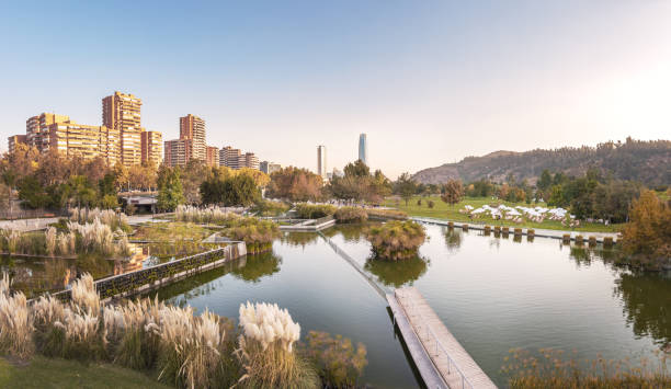 bicentenario 공원과 산티아고 스카이 ��라인-산티아고, 칠레의 - bicentennial 뉴스 사진 이미지