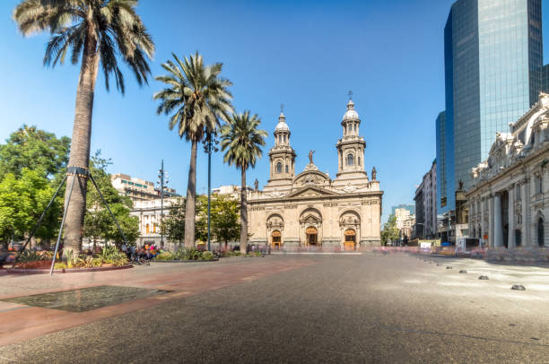 プラザ デ アルマス広場とサンティアゴ大聖堂 - サンティアゴ、チリ - チリ サンティアゴ ストックフォトと画像