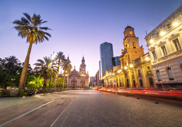 プラザ デ アルマス広場と夜 - サンティアゴ、チリ サンティアゴ大聖堂 - チリ サンティアゴ ストックフォトと画像