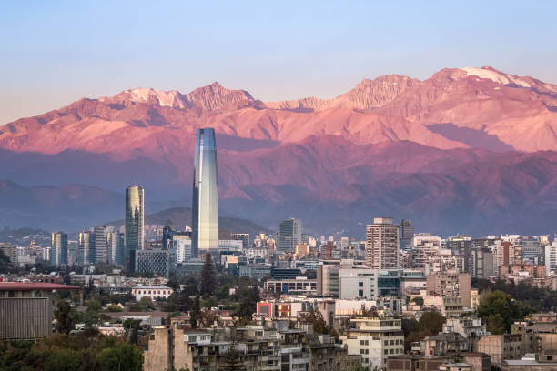 日落時, 智利聖地牙哥, 可以欣賞到聖地牙哥天際線的全景, 並配有科斯塔內拉摩天大樓和安第斯山脈 - 智利 個照片及圖片檔