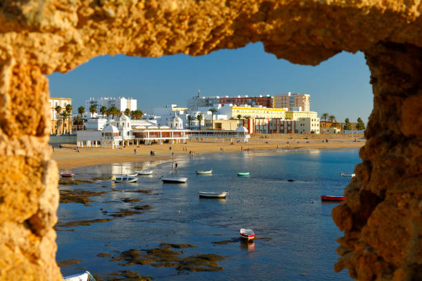 vieux quai à la caleta, cadix, espagne - cadiz andalusia beach spain photos et images de collection