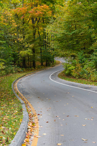 autumn road trip, traverse city, michigan - country road winding road road michigan imagens e fotografias de stock