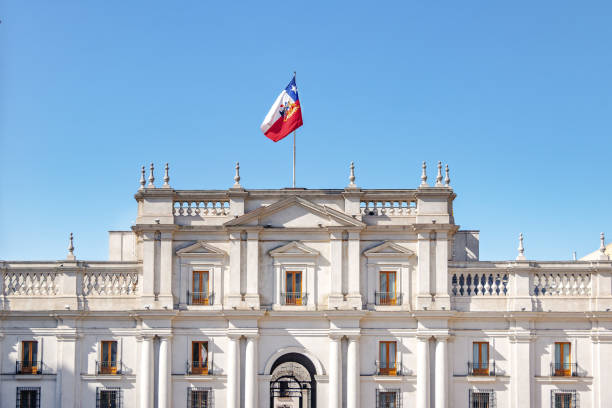 palais présidentiel de la moneda - santiago, chili - building exterior president government building famous place photos et images de collection