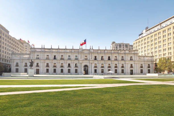 palais présidentiel de la moneda - santiago, chili - building exterior president government building famous place photos et images de collection