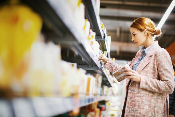 グルテンは、パンを見つけました。 - supermarket shelf store shopping ストックフォトと画像