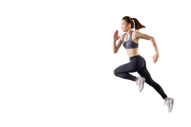 молодая азиатская фитнес-женщина в спортивной одежде работает изолированы на белом фоне . возбужденный бегун , прыжки девушка с копией прос - sport white women fashion model стоковые фото и изображения