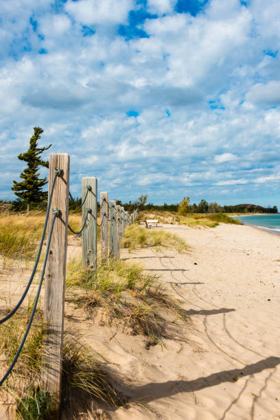 margem de lago michigan na península de leelanau - leelanau peninsula - fotografias e filmes do acervo