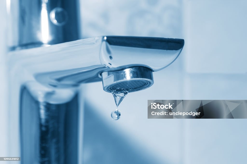 Kraan met vallende water druppels dicht omhoog - Royalty-free Achtergrond - Thema Stockfoto
